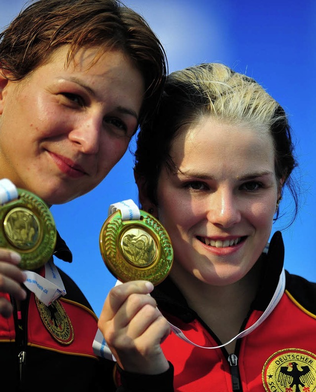 Ein goldenes Doppel: Christin Steuer (links) und Nora Subschinski  | Foto: AFP