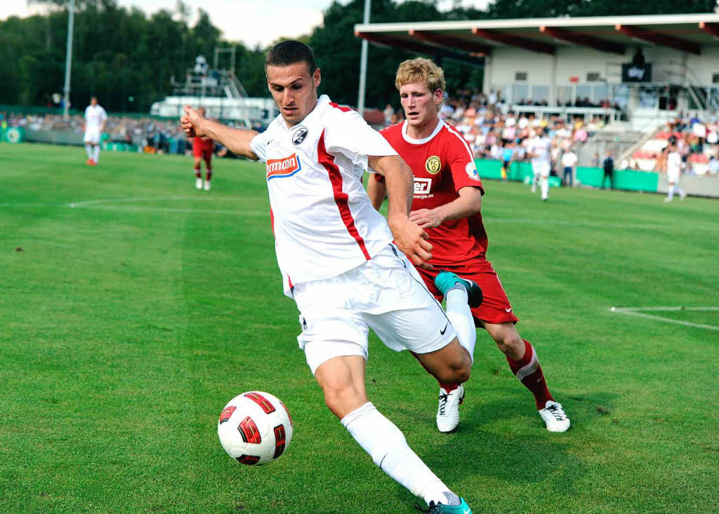 Daniel Caligiuri behauptet sich im Zweikampf.