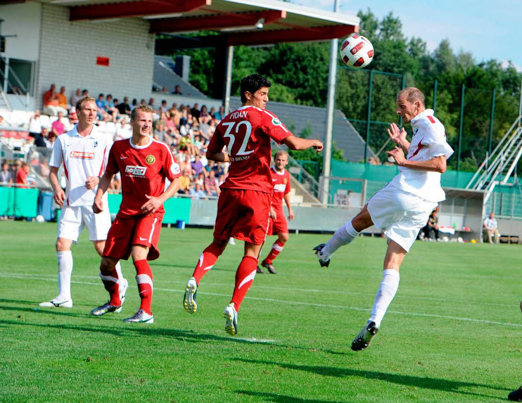 Oliver Barth mit einem Kopfball. Wie so viele SC-Mglichkeiten allerdings am Tor vorbei.