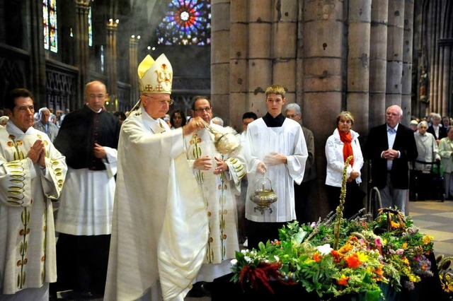 Erzbischof Robert Zollitsch segnet die Blumen und Kruter.  | Foto: Thomas Kunz