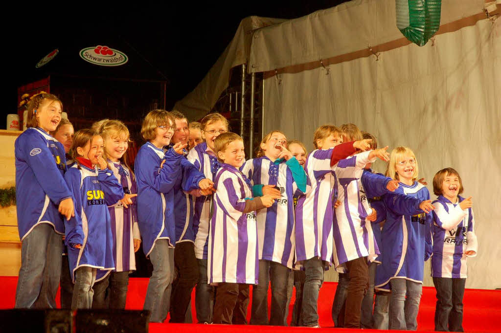 Kinder in ihren Fuballtrikots machen beim Dorffest begeistert mit.