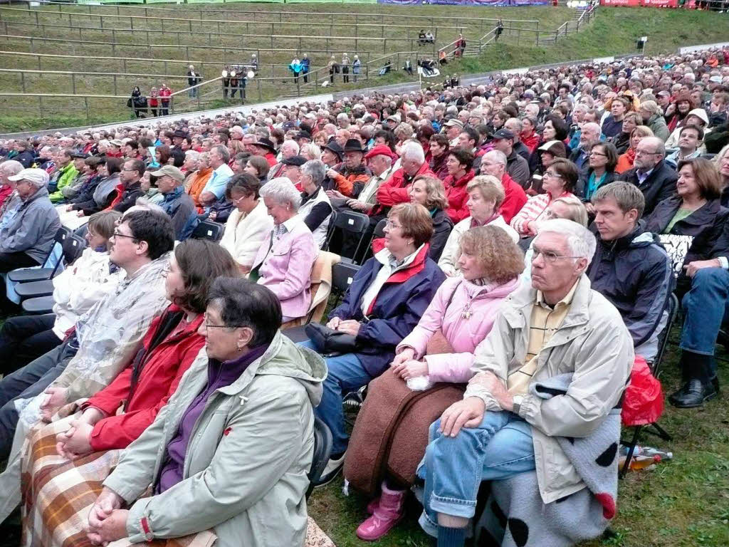 Mehr als 2000 Zuschauer warten hier noch im Trockenen auf den Beginn der Auffhrung.