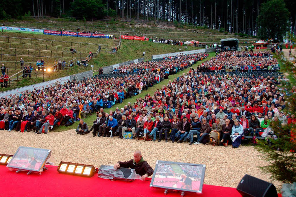 Mehr als 2000 Zuschauer warten hier noch im Trockenen auf den Beginn der Auffhrung.