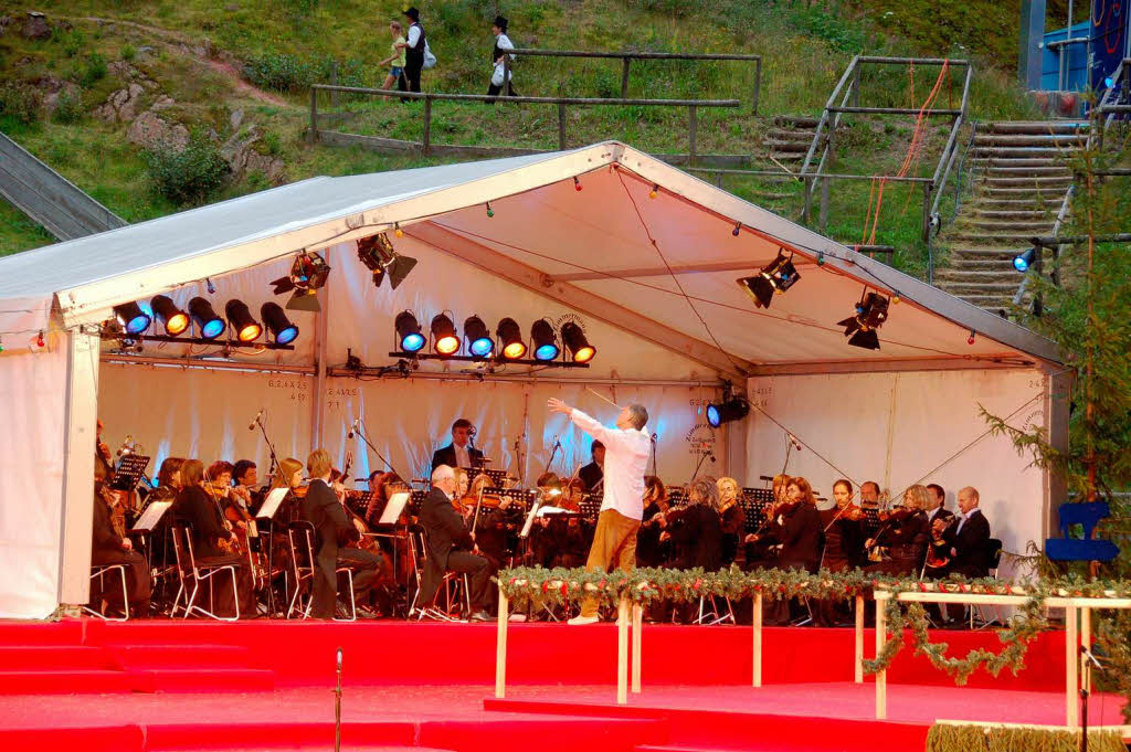 Der knstlerische und musikalische Leiter Wilhelm Keitel dirigiert das Minsk Orchestra