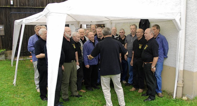 Nicht unterm Lindenbaum, sondern unter...erfreute der Mnnerchor die Besucher.   | Foto: sedlak