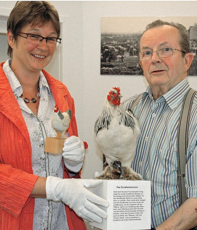 Ute Scherb, Georg Hornung und das Sundheimer Huhn.   | Foto: stadt