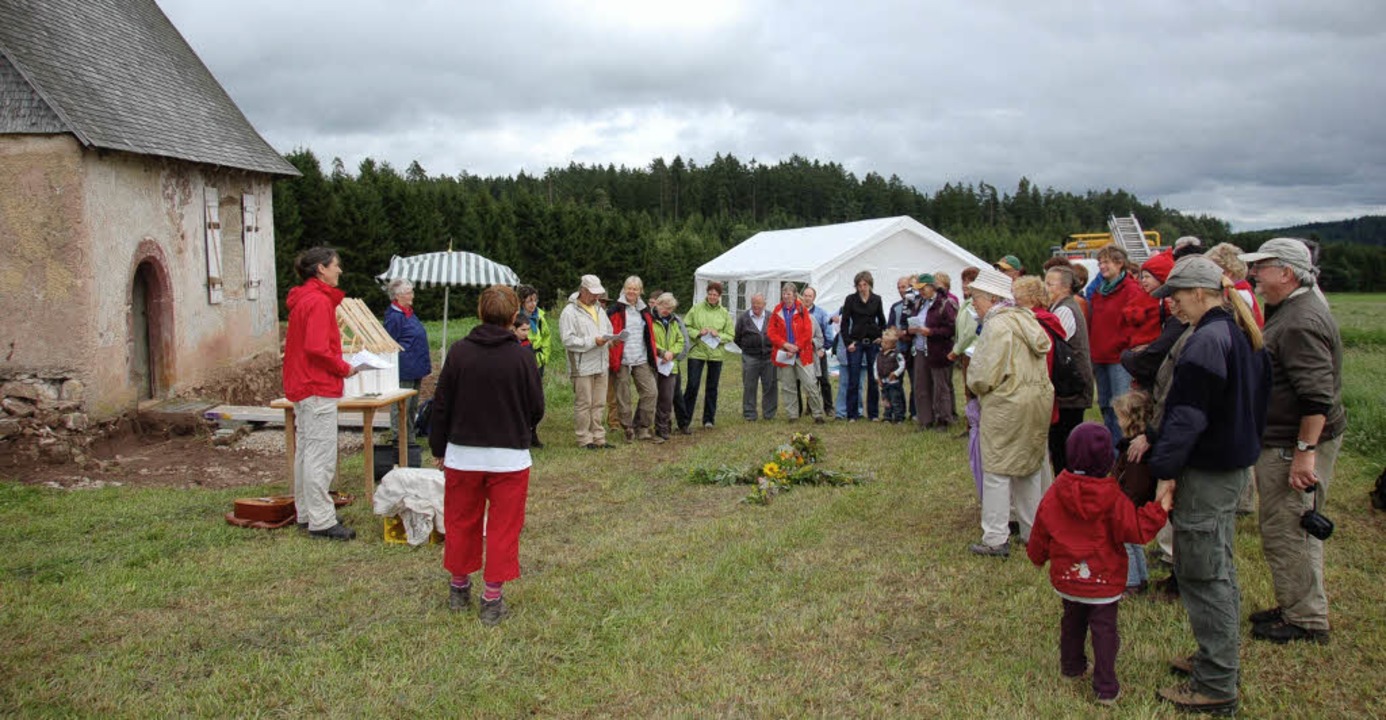 Pastoralreferentin Dorothea Welle weih...Wanderung gesammelten Kräuterbüschel.   | Foto: Martin Wunderle