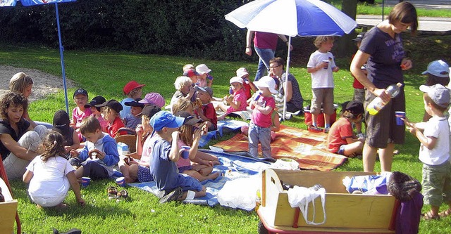 Frhstck im Freien fr alle Kindergartenkinder.   | Foto: bz