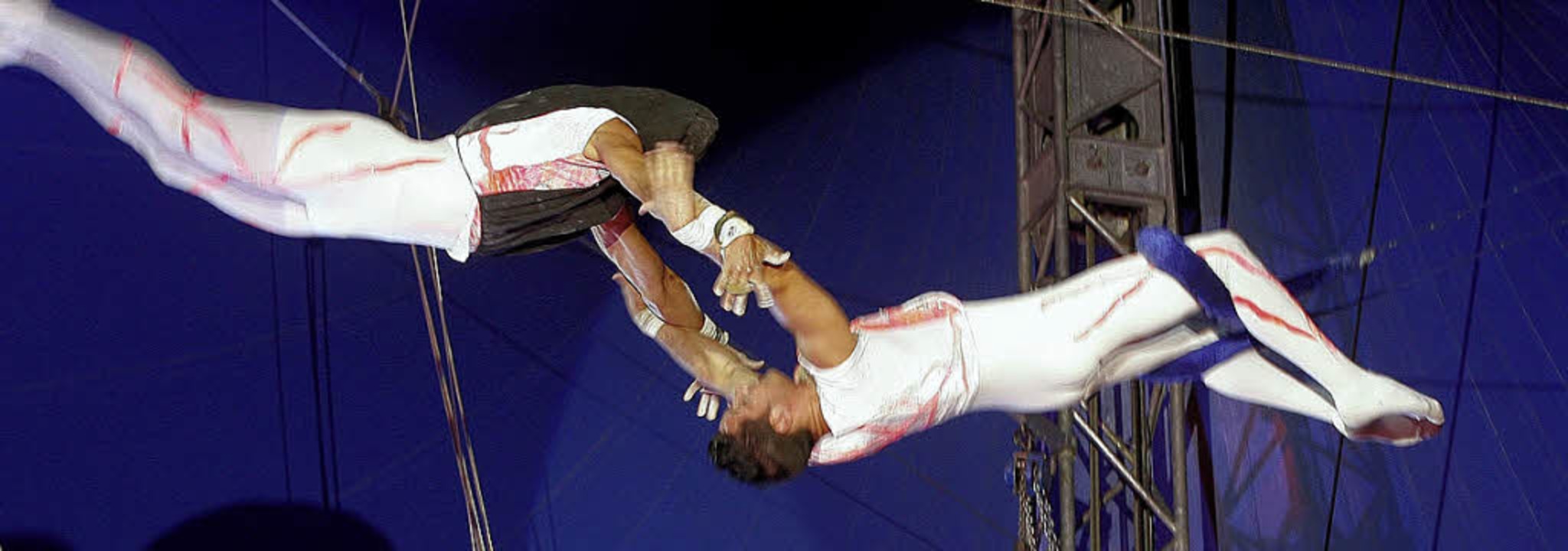 Blindflug: Die Flying Mendoncas lassen...ummern beim Publikum den Atem stocken.  | Foto: Peter Heck