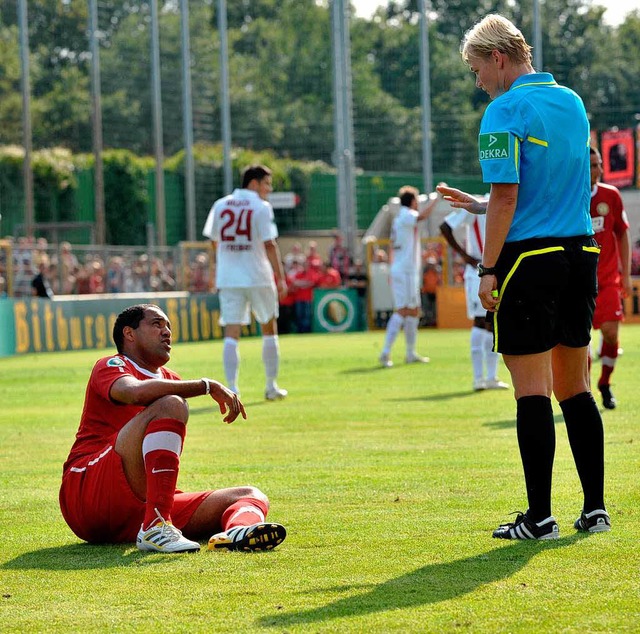 Oberneulands Ailton nach einem Foul an...it Schiedsrichterin Bibiana Steinhaus.  | Foto: dpa