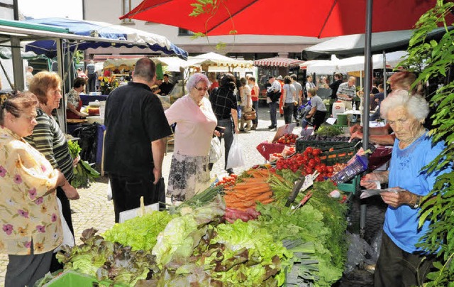 Nicht nur zum Jubilum, das am Freitg ...ste Marktfrau, alle Hnde voll zu tun.  | Foto: Markus Zimmermann-Drkop