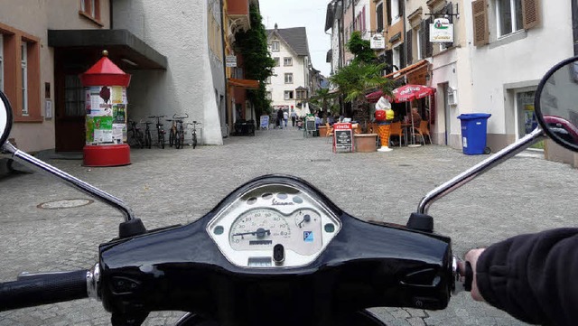 Ein Hauch des sommerlichen Italiens: Rollerfahren mit der Vespa.   | Foto: Saskia Baumgartner