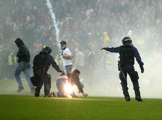 Bei Spielen zwischen dem FC Basel und ... Ausschreitungen (Archivbild von 2006)  | Foto: foto meinrad schn binzen