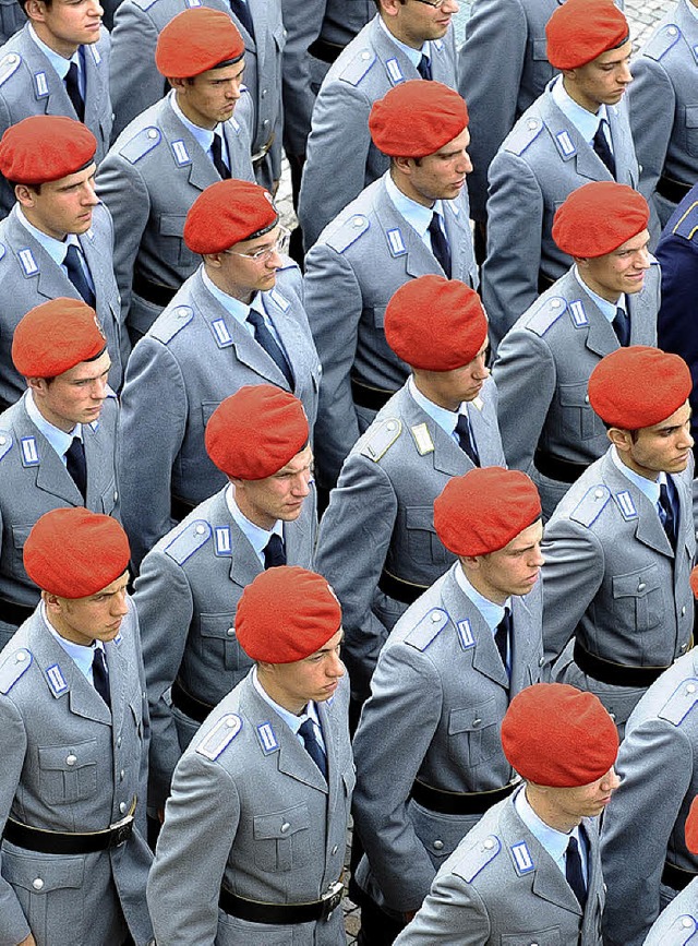 Wer geht in Zukunft noch freiwillig zur Bundeswehr?  | Foto: dpa