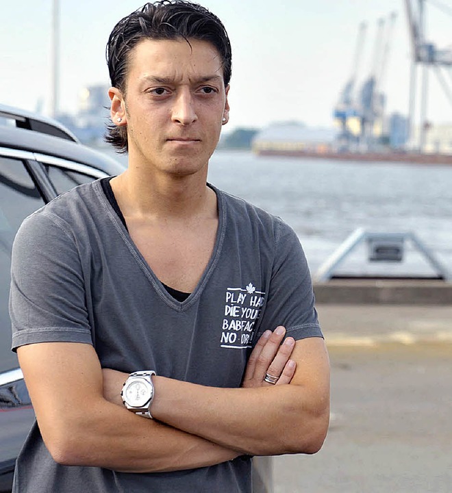 Würde sich gerne aus Bremen in Richtung Madrid verabschieden: Mesut Özil  | Foto: dpa