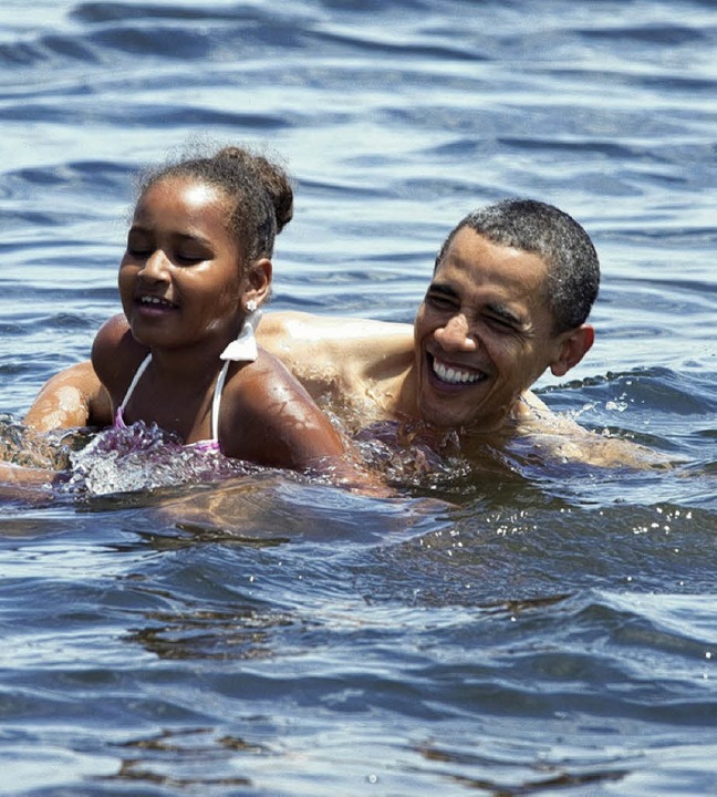 Barack Obama und Tochter  Sasha planschen im Golf von Mexiko.  | Foto: dpa