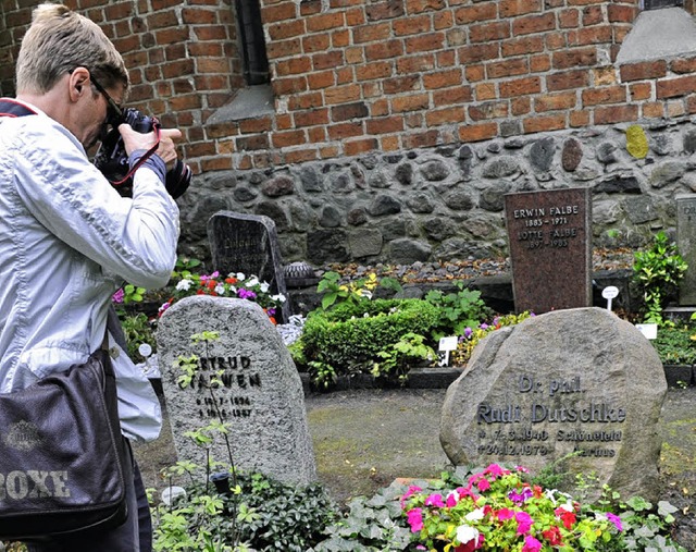 Dort wurde die Urne von Fritz Teufel gefunden:  am  Grab von Rudi Dutschke.   | Foto: DPA