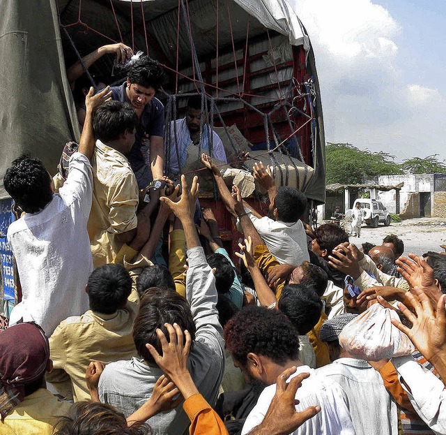 Lebensmittel sind in Pakistan rar &#82...fe bei der Verteilung der Hilfsgter.   | Foto: DPa