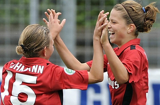 Mona Lohmann (links) gratuliert Melani...olz zu deren Treffer zum 8:0-Endstand.  | Foto: achim keller