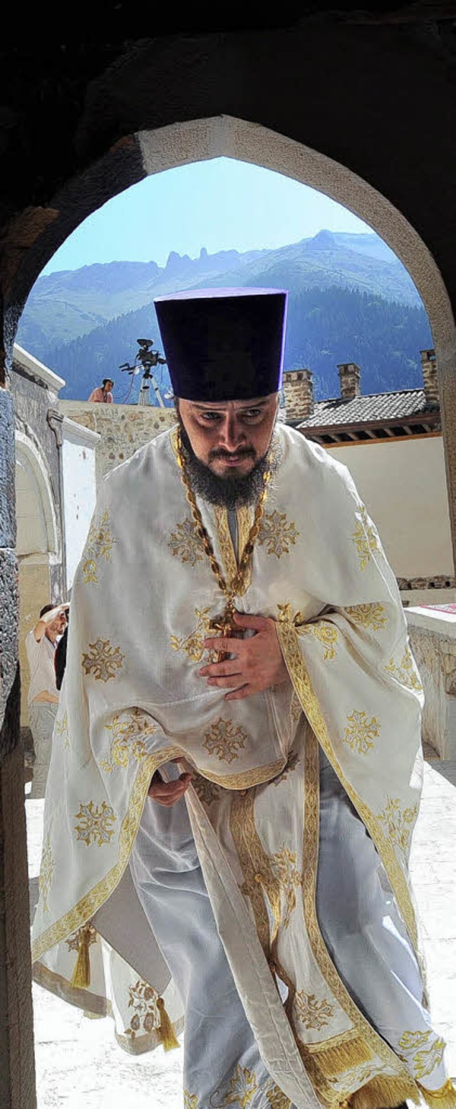 Ein  orthodoxer Priester auf dem Weg in das Innere des Sumela-Klosters   | Foto: AFP