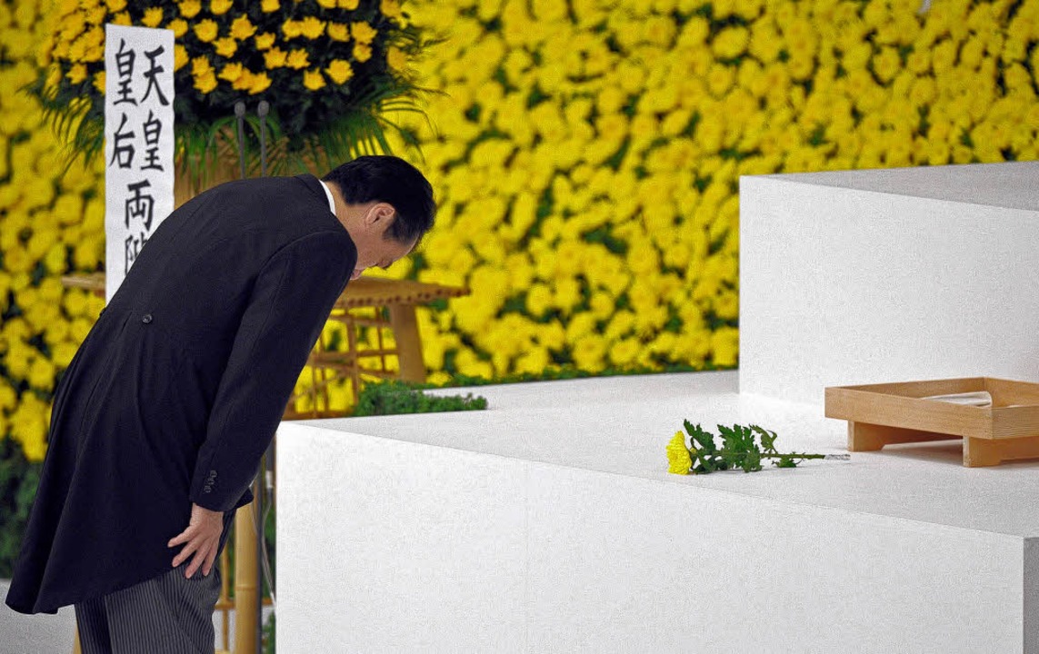Nicht am umstrittenen Yasukuni-Schrein...nkhalle in Tokio: Premierminister  Kan  | Foto: dpa