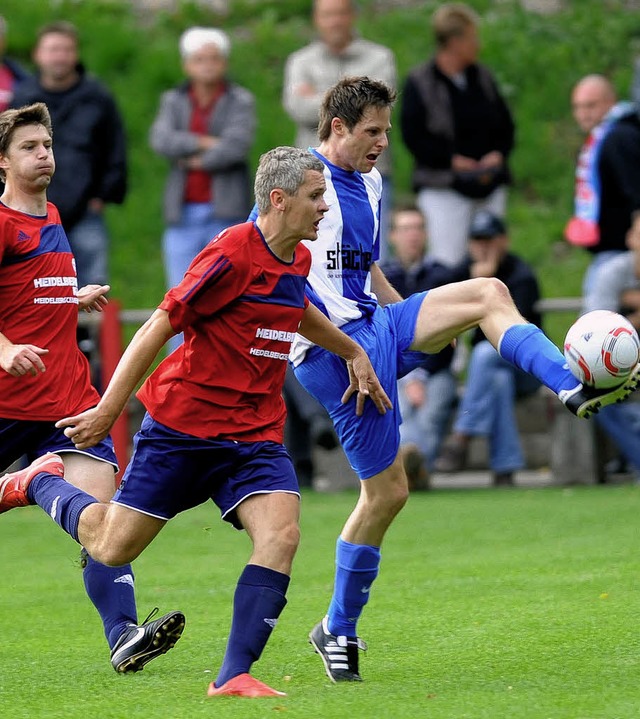 Sven Brunner erzielt per Heber das 1:0...e) und Steffen Dantz   sind machtlos.   | Foto: meinrad Schn