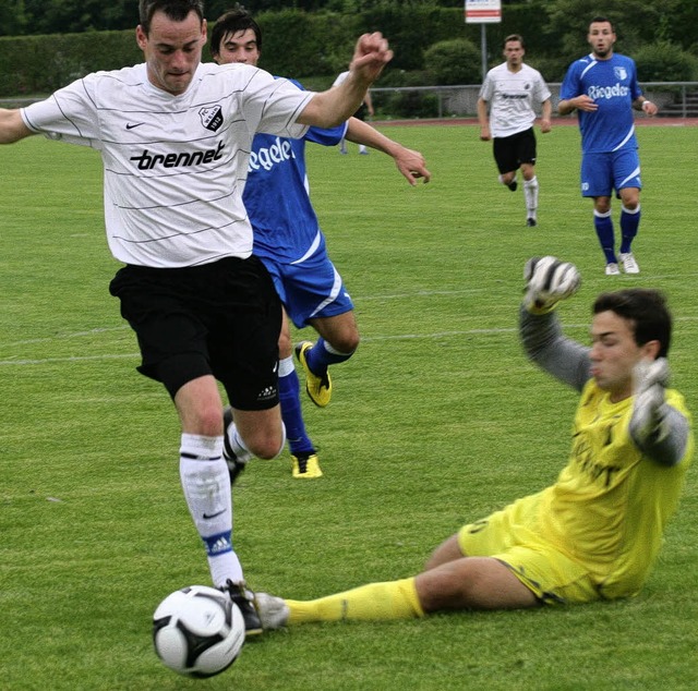 Vergeblich: Auch hier bringt Sven Oert...Torhter Manuel Herr vorbei ins Netz.   | Foto: Scheibengruber