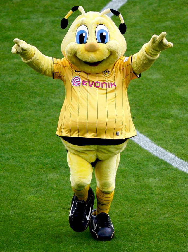 Die Dortmunder Biene Emma schwirrt seit 2005 durchs Stadion. Ihr Name erinnert an die Legende Lothar „Emma“ Emmerich.