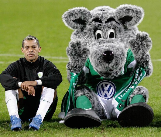 Wolfsburgs Maskottchen Wlfi jault seit 1997  - dem Aufstieg des Vereins in die  Bundesliga .