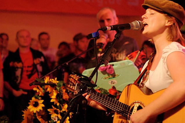 Wallis Bird auf der Bhne im Innenhof des Herbolzheimer Salmen.  | Foto: Patrik Mller