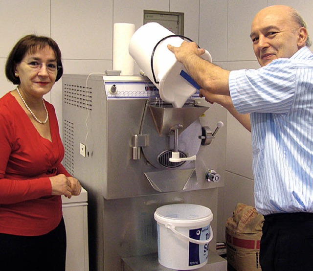 Maria und Luciano Locatello an der Eismaschine.   | Foto: L.Schilling