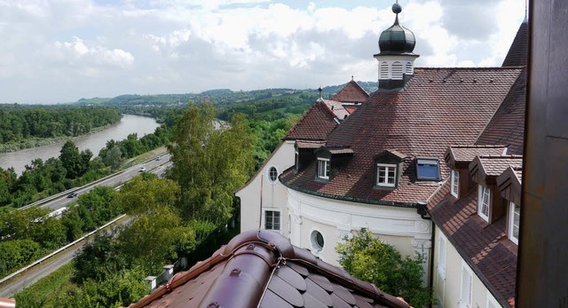 Nicht nur Autos: Der Blick aus Schloss...cht weit ins Land und ber den Rhein.   | Foto: katharina meyer