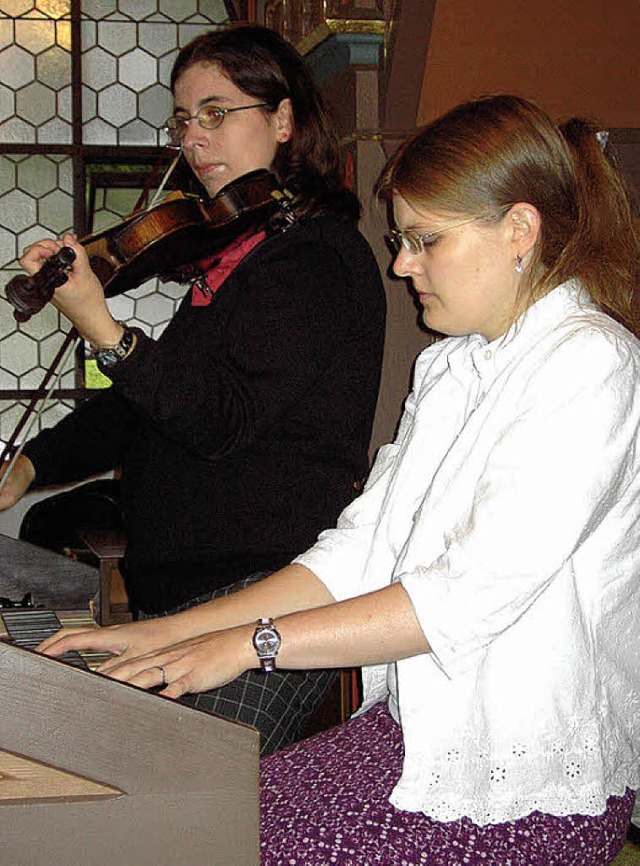 Annika Grohmann (rechts) und Susanne P...leiteten den Gesang des Kirchenchores.  | Foto: Cornelia Selz