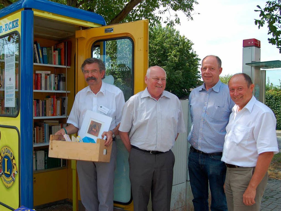 Die Betreuer der Bücherregale vom Lion...us Pahlke, Roland Hinderle (von links)  | Foto: Claudia Renk