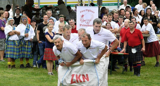 Hopsend ins  Ziel &#8211; die Highland...mmer wieder mit kreativen Disziplinen.  | Foto: Frank Leonhardt