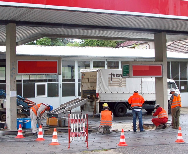 Tankstellenabbau gehrt zu den Aufgabe... dem Tankstellenareal zu Gange ist.     | Foto: Markus Maier