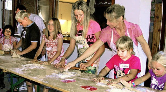 Im Rahmen des Vogtsburger Ferienprogra...ten Kinder  selbst  Pizzas herstellen.  | Foto: herbert trogus