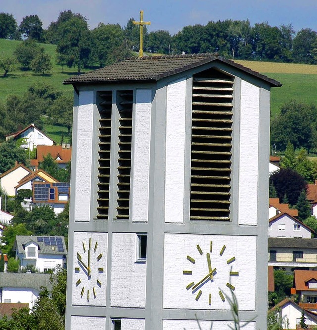 Der Kirchturm der Christuskirche lsst den Betrachter ber die Zeit im Unklaren.  | Foto: Nikolaus Trenz