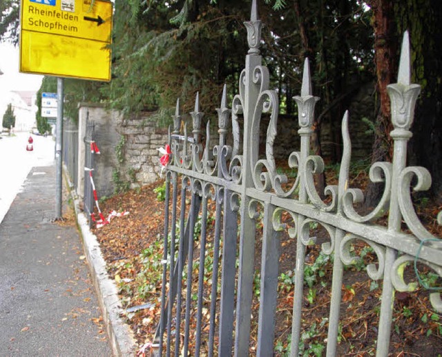 Lcke im denkmalgeschtzten Zaun am Pa...r Villa Aichele: Folge eines Unfalls.   | Foto: Nikolaus Trenz