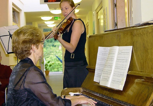 Im Pflegeheim Zell musizierten Gisela ...ier) und Simone Strohmeier (Violine).   | Foto: Privat