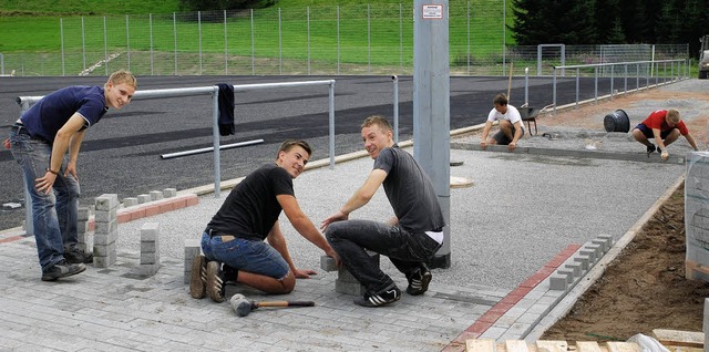 Arbeitseinsatz beim TuS Kleines Wiesen...r werden Pflasterarbeiten ausgefhrt.   | Foto: Edgar Steinfelder