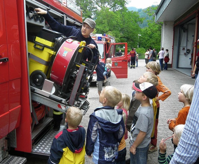 Bewunderung zollten die Kinder dem Feu...r Thomas Eisele, der alles vorfhrte.   | Foto: Klaus Brust