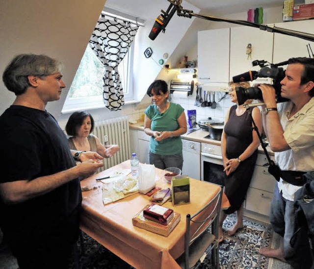 Beim Kochen mit dem SWR-Filmteam (von ..., Ilona Prbstle und Maryam Esfahani.   | Foto: michael bamberger
