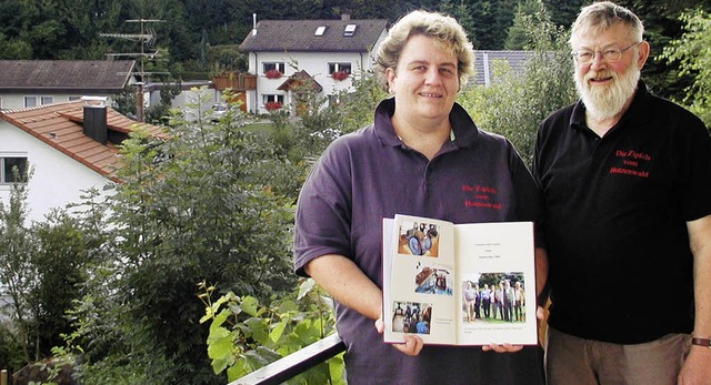 Stolz auf die erste Chronik der Famili...fen mit allen Generationen initiiert.   | Foto: WOLFGANG ADAM