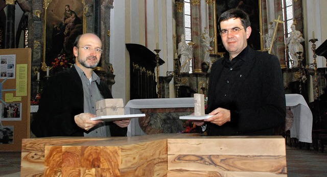 Dekan Matthias Brkle und Bildhauer Wo...s ist Holz aus dem Lande Jesu.&#8220;   | Foto: Fotos: Gertrude Siefke