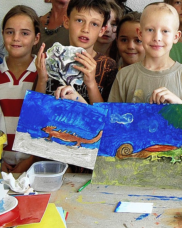 Stolz zeigten  die Kids am Ende des  Projekts der Kunstwerksta(d)tt ihre Werke.   | Foto: Melanie Dramac