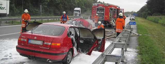 Rasch lschte die Feuerwehr den brennenden Toyota.   | Foto: Feuerwehr