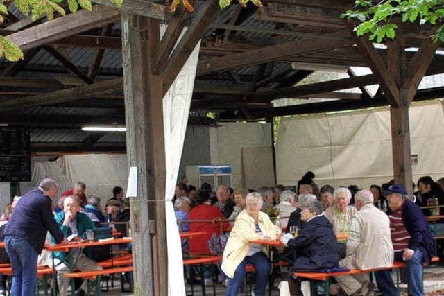 Trotz des Regens kamen die Gäste zum Rheinlust-Hock