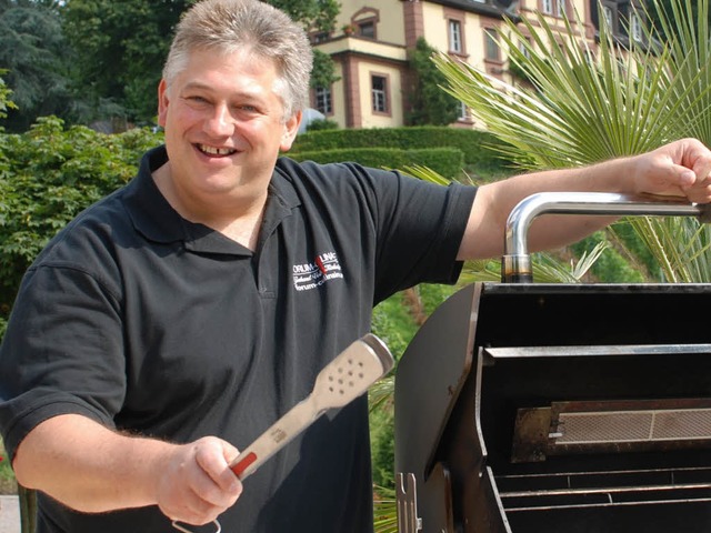 Gerhard Volk grillt mit Leidenschaft &... vor dem Sitz des Freiherrn von Neveu.  | Foto: Gertrude Siefke