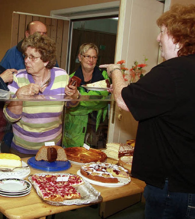 Die Kuchentheke war umlagert.   | Foto: sandra decoux-kone